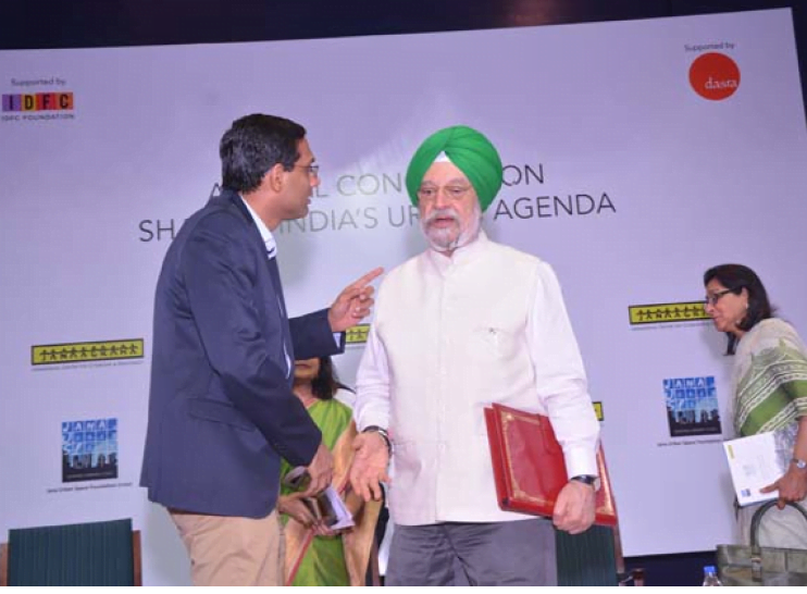 Srikanth Viswanathan, CEO, Janaagraha, interacting with Hardeep Singh Puri, Minister, Housing and Urban Affairs, Government of India, at Janaagraha’s Annual Conclave on Shaping India’s Urban Agenda 2018 